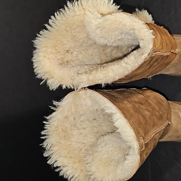 UGG Bailey Button Triplet II Boot in Chestnut Suede S/N 1962 Size 5 F100111 - Picture 8 of 14